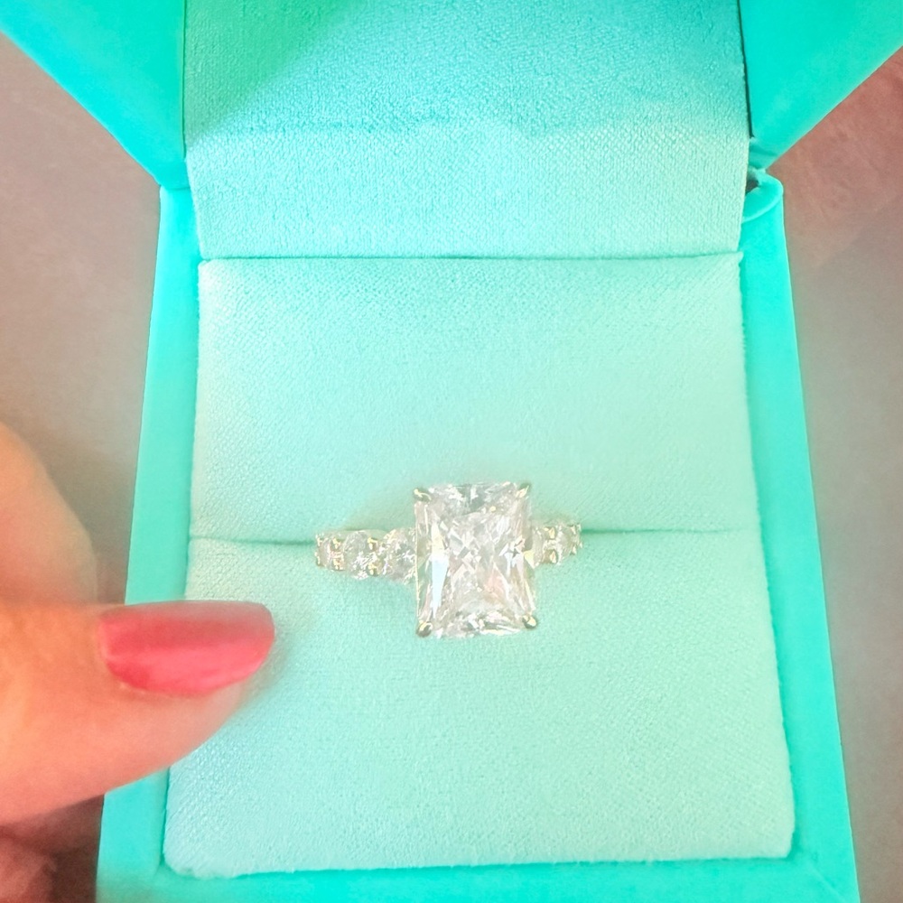 Beautiful Moissanite silver ring with gold plating size 6 - Picture 3 of 6
